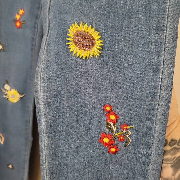 Romeo & Juliet Couture Floral Rainbow Jeans - Picture 4 of 12